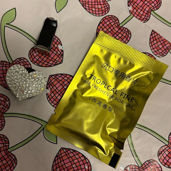 Car Air freshener for vent with tropical scent tabs - Picture 3 of 3